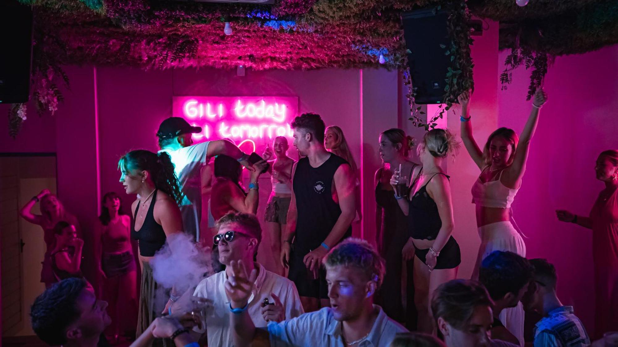 Atlas Gili Party Hostel Quần đảo Gili Ngoại thất bức ảnh