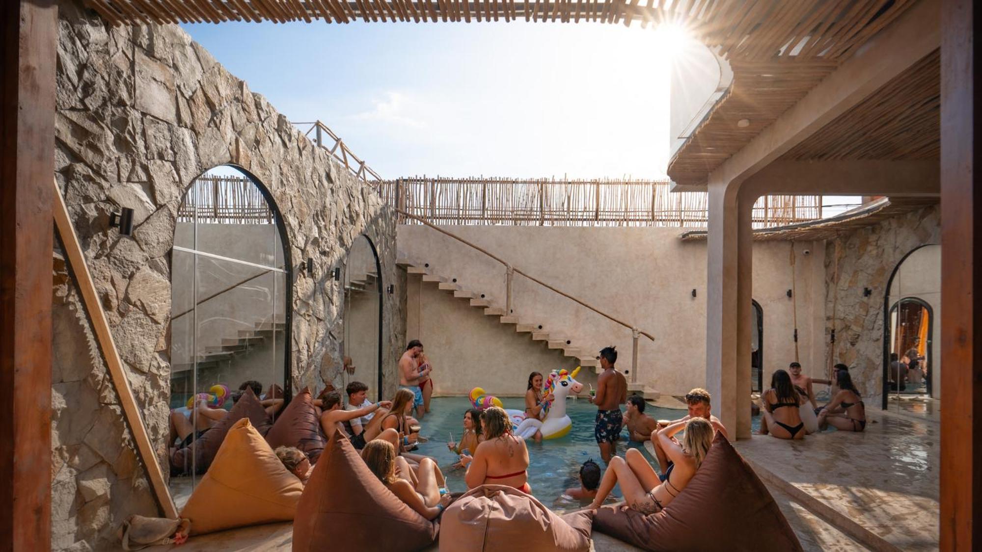 Atlas Gili Party Hostel Quần đảo Gili Ngoại thất bức ảnh